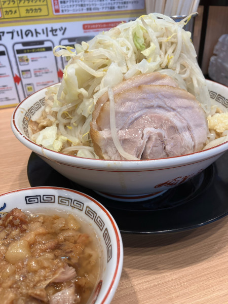 「小　にくあぶら　すこし　野菜」@ラーメン豚山 与野本町店の写真