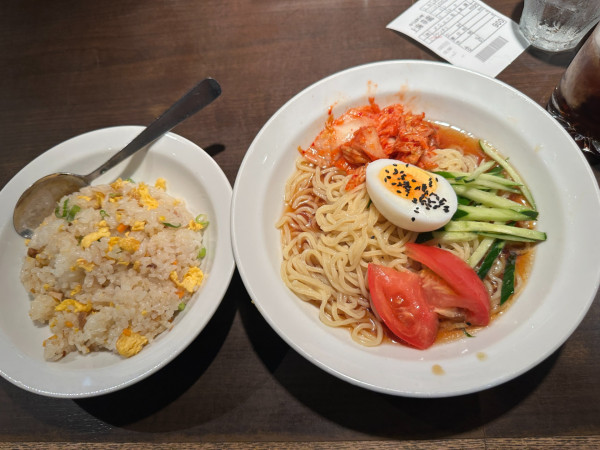 「日替わりランチ①（キムチ冷麺＋五目チャーハン）900円」@上海華龍 ヤマダ電機LABI1高崎店の写真