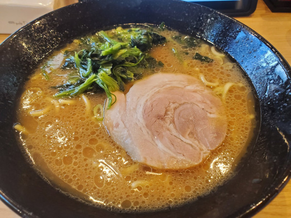 「ラーメン並盛・太麺」@横浜家系ラーメン銀家 みなとみらい店の写真
