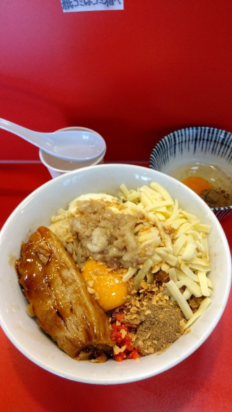 「ジャンク+麺300g+生卵+クーポンチーズ」@まぜそばマゼロー 船橋店の写真