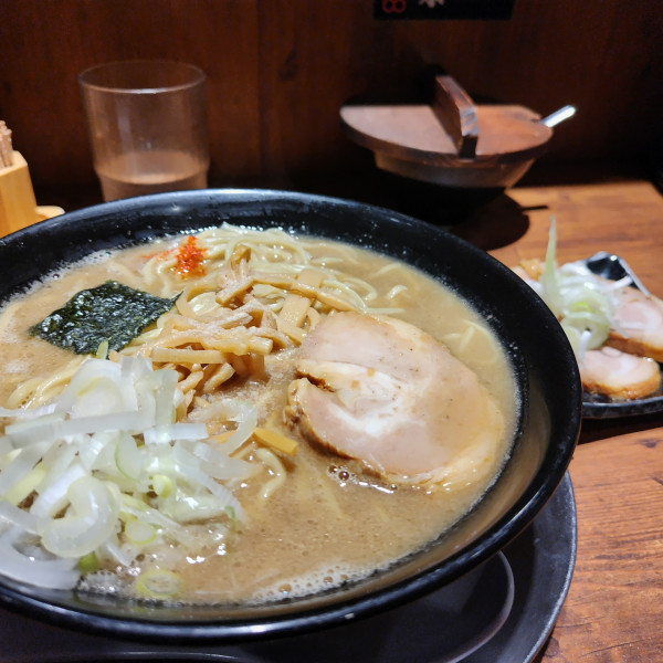 「中華そば大890円　小チャーシュー200円」@六厘舎 大崎店の写真