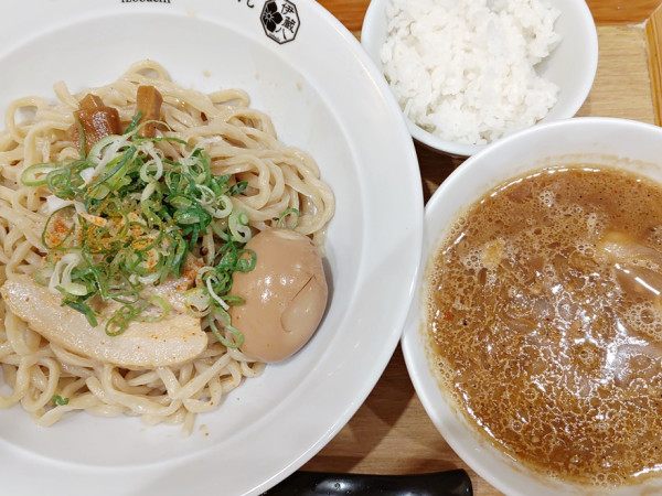 「焦がし味噌つけめん（ひとくちライス付）＋とろり味玉」@伊蔵八味噌らーめんの写真