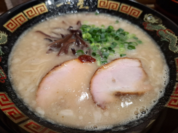 「豚骨ラーメン850円」@博多 一星 霞が関店の写真