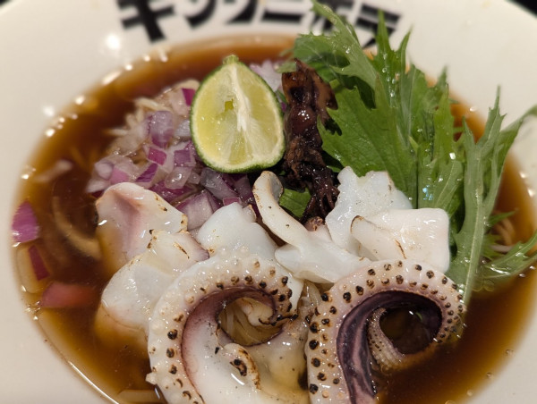 「夏季限定　冷しイカ煮干し怪獣ゲソラ」@キングニボラの写真