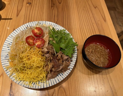 「冷やし中華 厚豚1枚 麺300g 1,250円。」@俺の生きる道 関内地下街マリナード店の写真