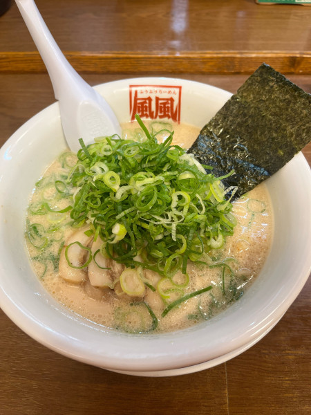 「とんこつ青ねぎ(1090円)＋替え玉(150円)」@風風ラーメン 熊谷南口店の写真