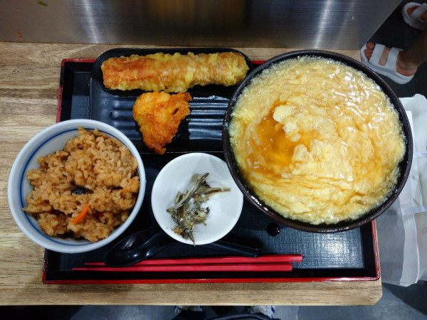 「鶏卵うどん（620円）＆とり飯＋とりちく天（460円）」@つくもうどん 塩小路本店の写真
