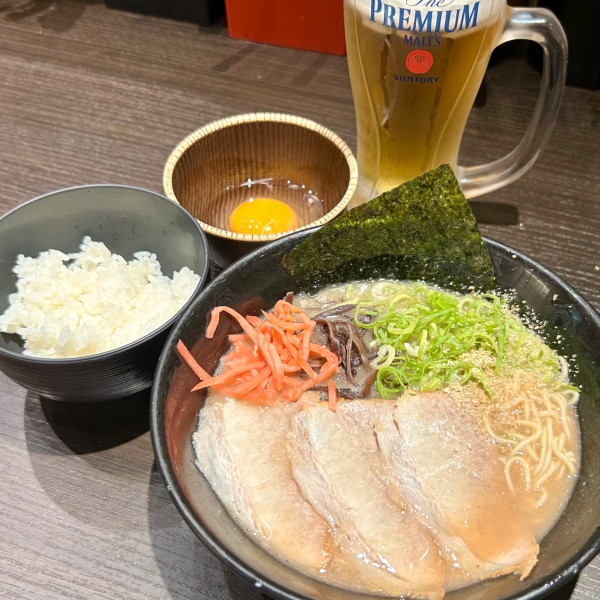 「朝ラーメン(ふつう)＋サービスライス＆生卵＋生ビール」@とんこつらーめん俺式 純 東京ラーメンストリート店の写真
