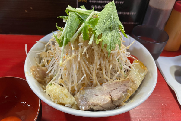 「【限定】冷やし中華 全マシ+生たまご」@鷹の目 川口店の写真