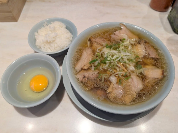 「中華そば900円・生卵50円・ライス無料」@ちえちゃんラーメンの写真