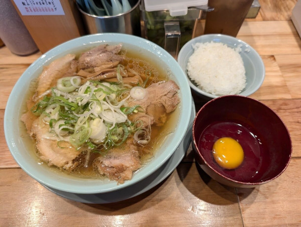「中華そば950円・生卵50円・ライス無料(お代わり自由)」@シンちゃんラーメンの写真