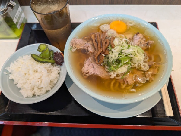 「中華そば700円・生卵50円・無料ライス」@新橋ニューともちんラーメン 川崎駅前店の写真