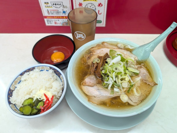 「中華そば750円・生卵50円・ライス無料(お代わり自由)」@ナギチャンラーメンの写真