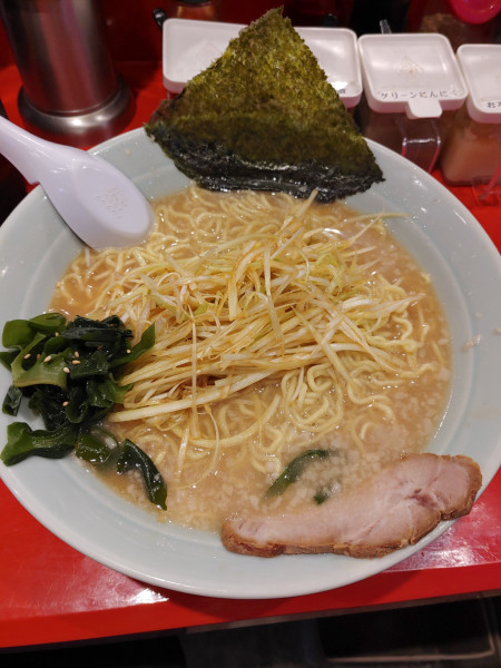「ねぎらーめん 麺硬め 味濃いめ 脂多め 中盛￥1000円」@ラーメンショップ〇化 習志野実籾店の写真