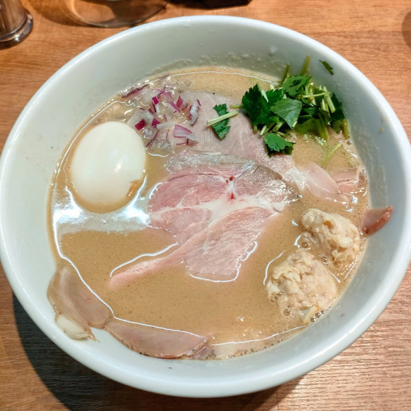 「特製豚骨らーめん」@貝そばもぉむの写真