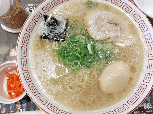 「博多ラーメン健太＋半熟味玉」@らあめん花月嵐 青山キラー通り店の写真