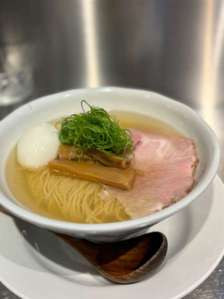 「塩そば中盛り　トッピング味玉」@成城青果の写真