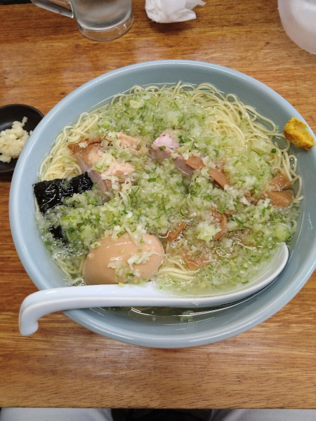 「ネギラーメン＋薬味（ねぎ）＋ニンニク＋煮玉子」@中華そば 温故知新の写真