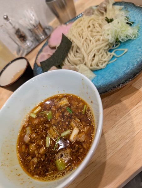 「辛醤油つけ麺・海老ワンタン＆肉ワンタン増し」@地球の中華そばの写真