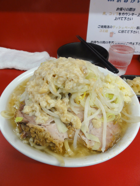 「小900円NA生卵50円 塩蔵千切生姜100円」@ラーメン二郎 神田神保町店の写真