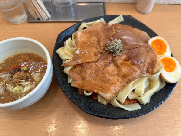 「とろ肉つけ麺 平打ち 大盛+味玉」@とろ肉つけ麺 魚とんの写真