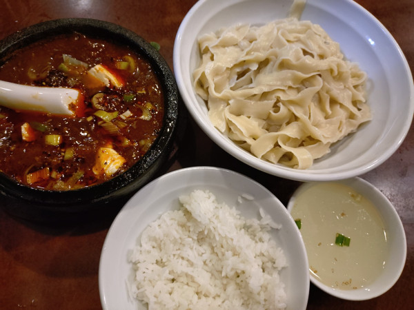 「味覚石焼麻婆刀削麺大盛り、ライス」@本格中華料理 味覚の写真