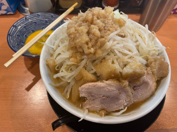 「小ラーメン・生卵」@豚のトリコの写真