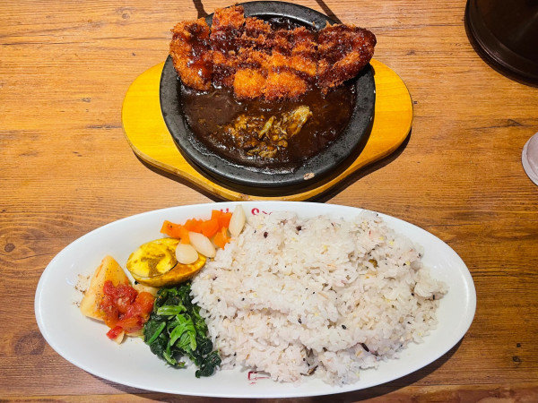 「とんかつ牛すじ煮込みカレー、トッピング3品」@手作りカレー Hot Spoonの写真