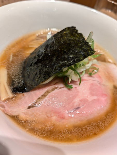 「醤油らぁ麺」@横浜 らぁ麺 めだか堂 横浜モアーズ店の写真