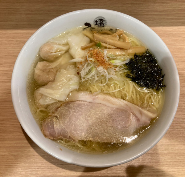 「塩わんたん麺1140円＋カレー（ハーフ）380円」@ひるがおの写真