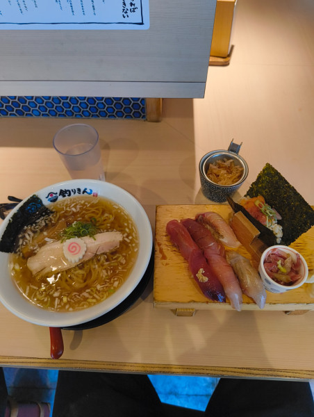 「貝出汁中華そば握り８貫セット　2000円」@鮨とラーメン うおがしや 本店の写真