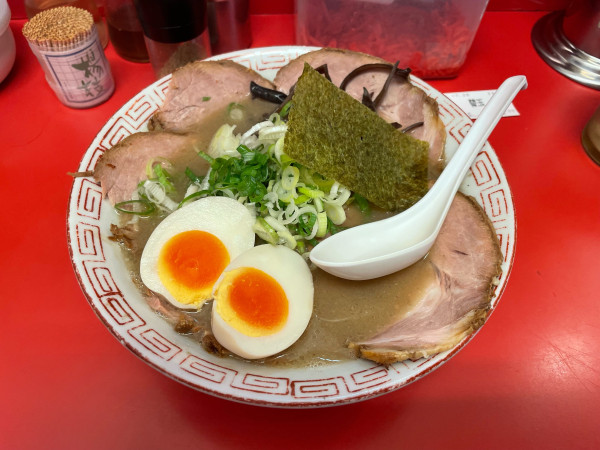 「長浜らーめん + チャーシュー + 味玉 + 替玉」@長浜らーめんの写真