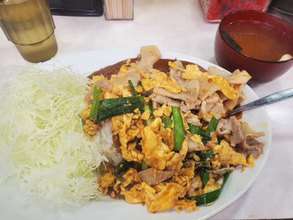 「おすすめ(豚肉入ニラ玉カレー)・5辛」@スタミナカレーの店 バーグ 弥生町店の写真