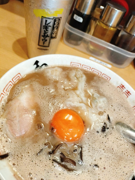 「月見ラーメン(1,040円)ワンタン(200円)麺半ネギ抜き」@博多ラーメン 和の写真