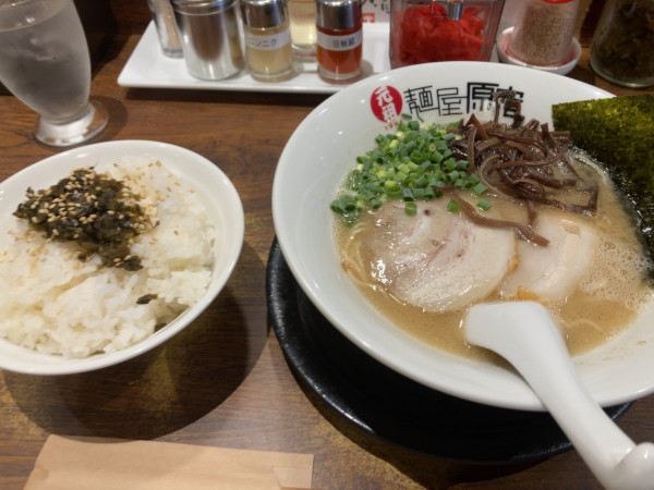 「白とんこつラーメン780円　ランチご飯サービス」@元祖 麺屋 原宿 名古屋金山店の写真