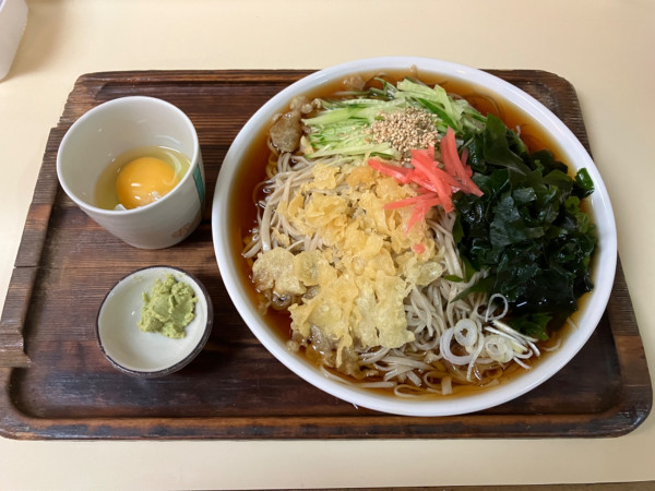 「冷やしたぬきそば大盛り生卵トピ」@やぶ千の写真