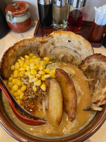 「北海道味噌漬け炙りチャーシュー麺（コーントッピング）」@麺場 龍吟 野田店の写真