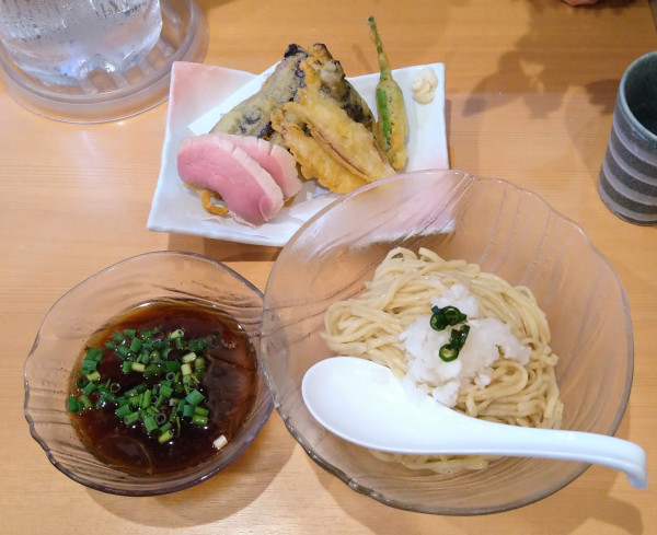 「季節野菜の天麩羅と合鴨の冷やしつけ蕎麦【夏季限定】」@中華蕎麦 はるの写真