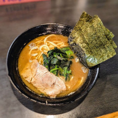 横浜家系豚骨醤油極太麺 侍 伏見店の画像