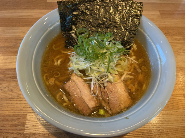 「豚骨醤油ラーメン　850円」@豚骨醤油 三輪の写真