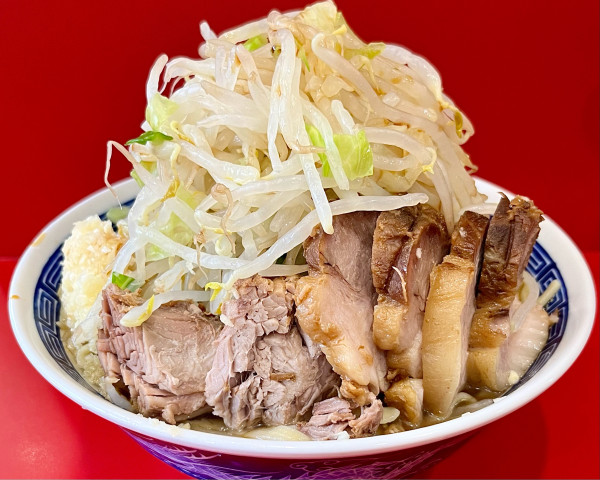 「大豚入り ぶた4枚 冷やし ニンニク ヤサイ カラメ」@ラーメン二郎 生田駅前店の写真