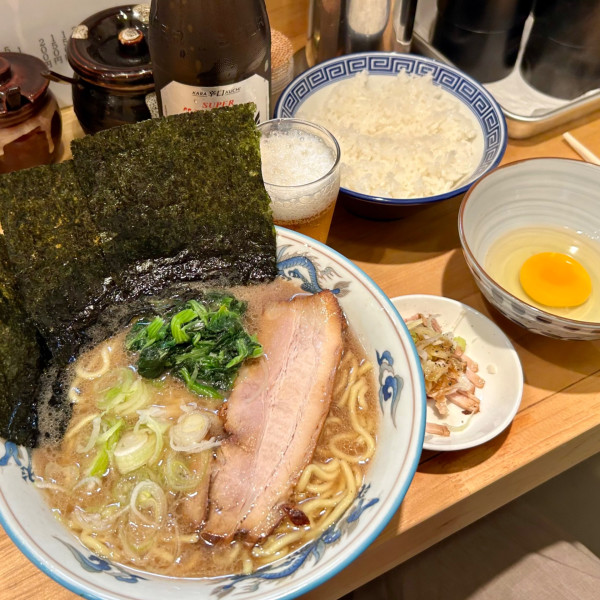 「ラーメン＋瓶ビール中＋サービスライス＆生卵」@麺屋 めんりゅうの写真
