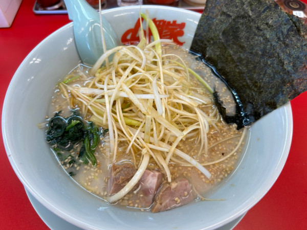 「塩ネギラーメン 840円」@ラーメン山岡家 青梅店の写真
