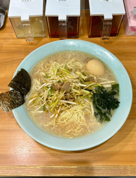 「ネギらーめん中盛うまたま（800+100C）」@ラーメン関口の写真