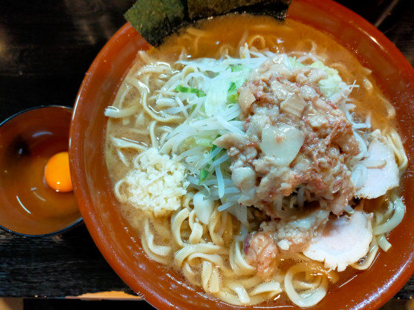 「ラーメン大盛1350円(800g)+生卵70円」@豚星。の写真