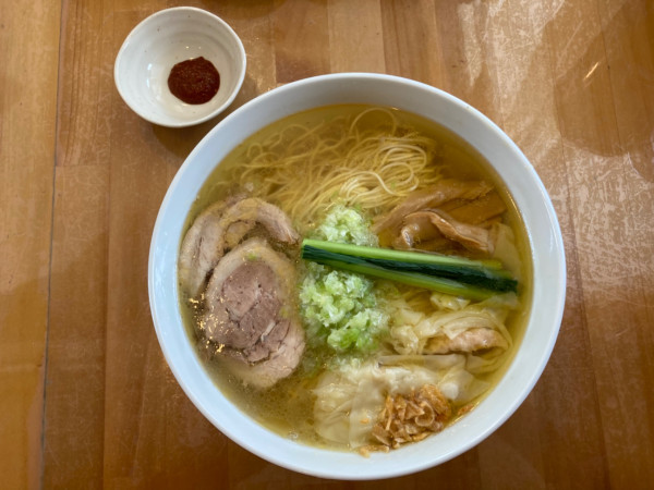 「塩ワンタン麺+別皿辛み」@心麺の写真