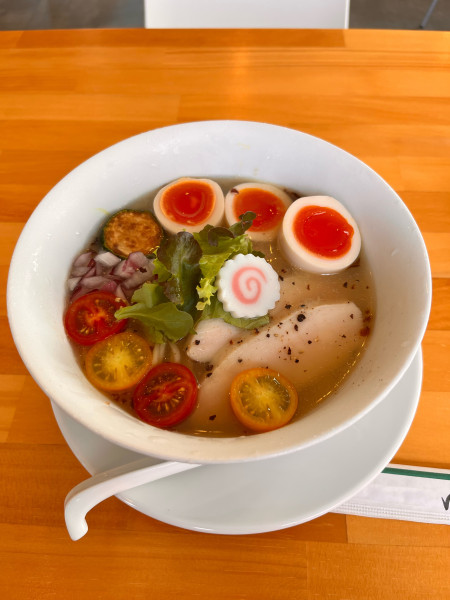 「鶏冷やし塩そば」@自家製ラーメン アイリーの写真