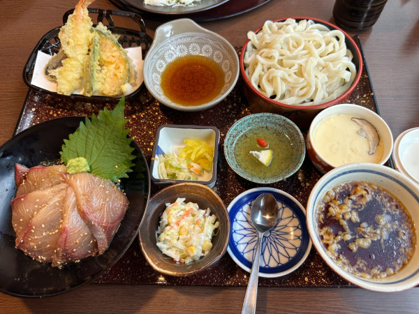 「ブリ漬け丼天ぷら御膳小うどんセット1,419円」@海山亭いっちょう 富岡店の写真