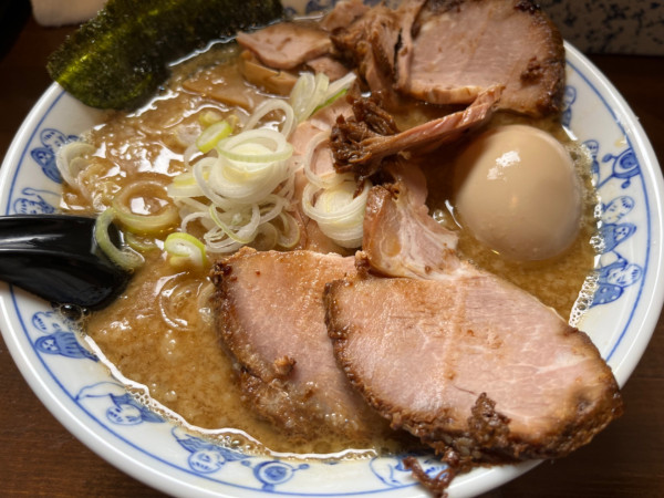 「ブレンド醤油＋チャーシュー2枚＋味玉＋背脂：750」@らーめん 萬亀の写真