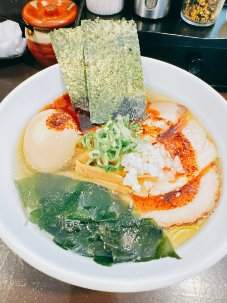 「特製旨辛琥珀塩ラーメン」@中華そば 弥栄の写真